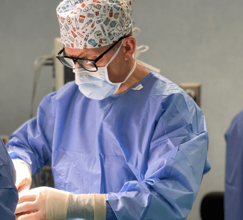 Dr. Renato Zaccheddu chirurgo estetico e plastico in sala operatoria