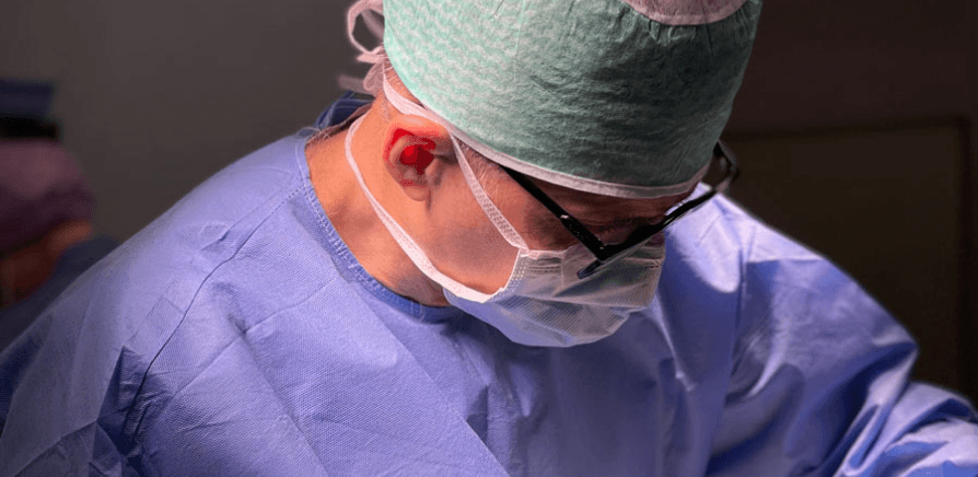 Dr. Renato Zaccheddu chirurgo estetico e plastico durante un intervento