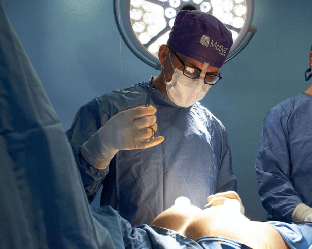 Dr. Renato Zaccheddu chirurgo estetico e plastico in sala operatoria