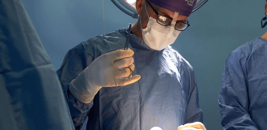 Dr. Renato Zaccheddu chirurgo estetico e plastico durante un intervento