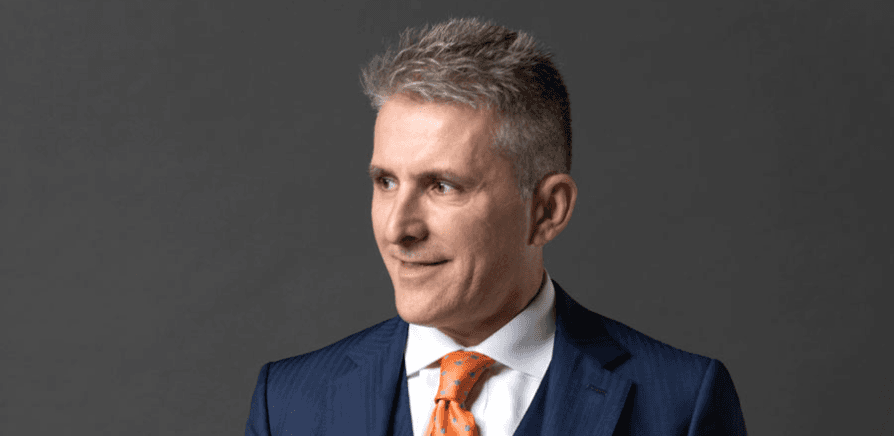 Dr. Renato Zaccheddu chirurgo estetico e plastico durante un intervento