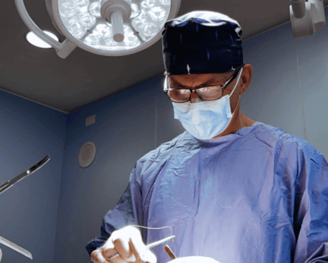 Dr. Renato Zaccheddu chirurgo estetico e plastico in sala operatoria